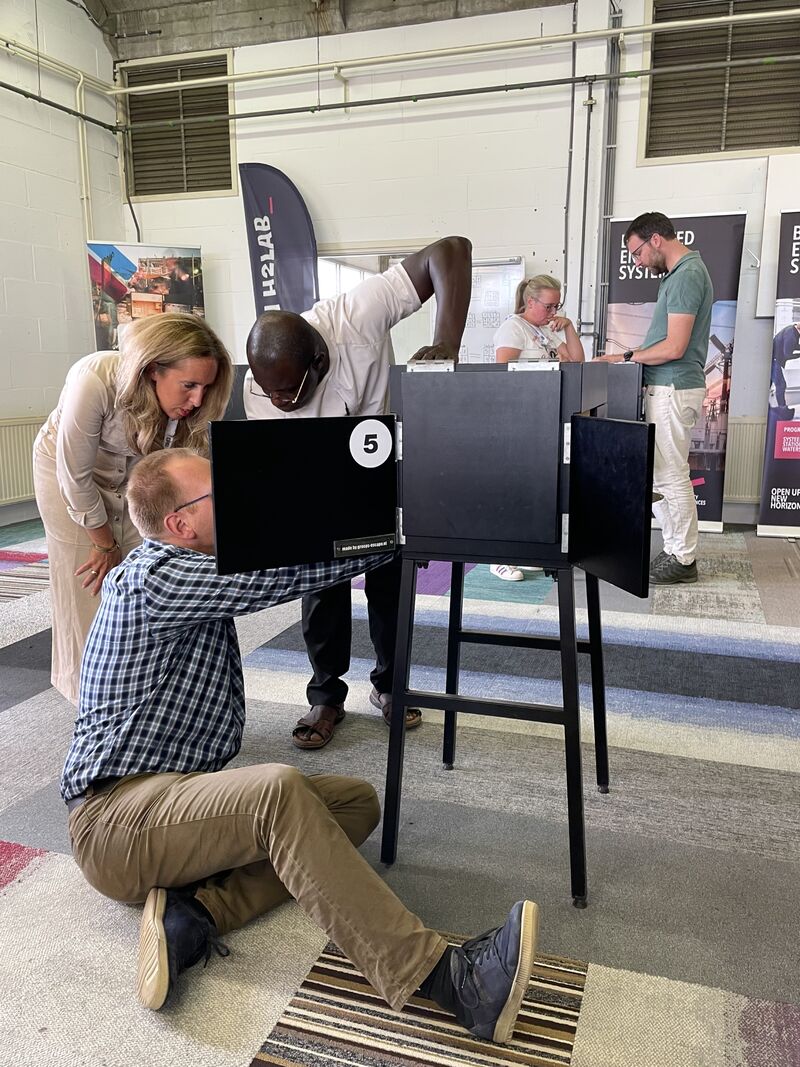 Gruppe løser inderndørs cube